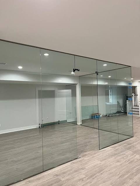 Frameless Aluminium Partition — Photo 3