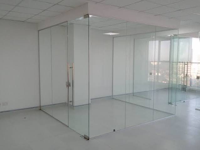 Frameless Aluminium Partition — Photo 4